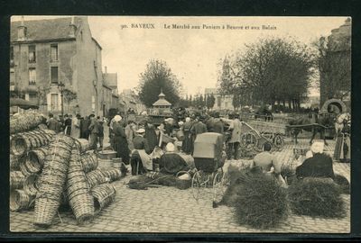 une photo en noir et blanc représentant une foule de personnes et d'animaux