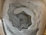 une boîte en carton contenant une couverture, posée sur une table