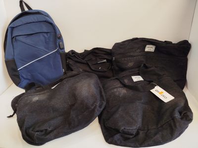 un sac à dos bleu et un sac à dos noir posés sur une table blanche