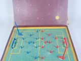 une boîte sur laquelle est représenté un match de football