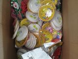 une boîte en carton remplie d'une multitude d'objets de toutes sortes