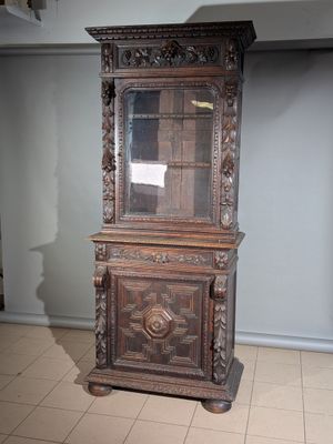 une armoire en bois surmontée d'un miroir