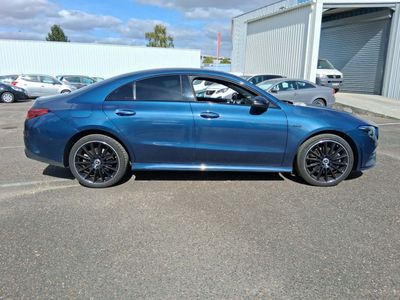 La Mercedes CLA bleue est garée sur un parking