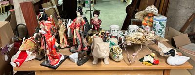 une table en bois sur laquelle sont posées de nombreuses figurines