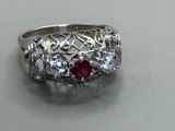 une image représentant une bague en argent sertie d'un rubis