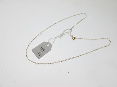 Gros plan sur un collier portant une étiquette