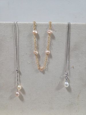 Réunion de 3 colliers en argent, poinçonnés et à l' état neu…