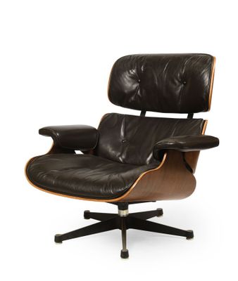 une photo d'un fauteuil en cuir noir avec un piètement en bois