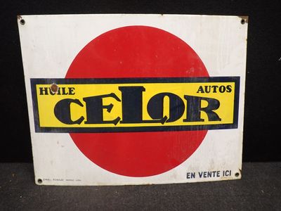 une ancienne enseigne « Celor » est affichée sur un fond noir