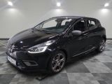 la voiture noire est garée sur un sol en damier dans le garage