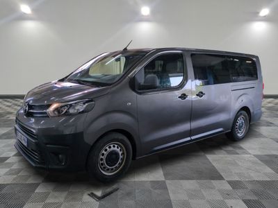 la camionnette grise est garée sur le sol en damier d'un garage