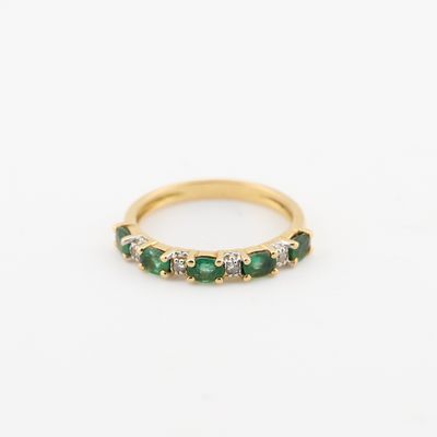 une bague en or sertie d'émeraudes et de diamants