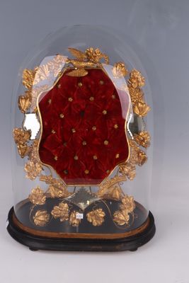 Globe de mariée fond de velours rouge entouré d'une guirland…