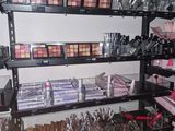 de nombreux produits de maquillage exposés dans un magasin