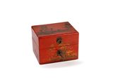 une petite boîte en bois ornée d'un motif rouge