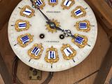une horloge posée dans une boîte par terre