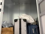 Les valises et les sacs sont entreposés dans un local de stockage situé dans un immeuble.