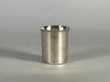 une photo d'une coupe en argent posée sur une table blanche