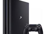 La console PlayStation 4 de Sony est présentée à côté d'une manette de jeu.