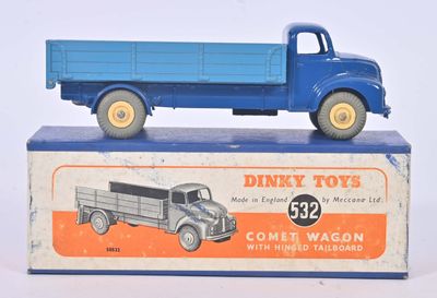 un camion jouet posé sur une boîte