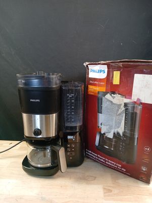 une cafetière et un mixeur posés sur une table