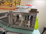 un micro-ondes posé sur une table