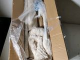 une boîte en carton contenant un certain nombre d'objets