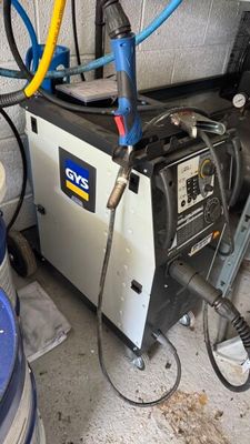 une machine posée par terre dans un garage