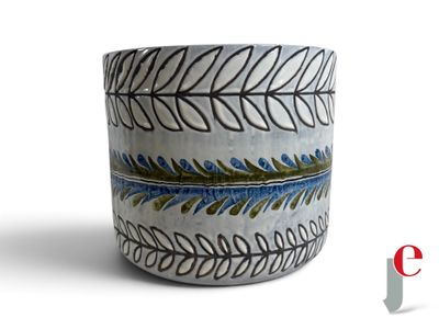 un gros plan d'un vase orné d'un motif