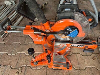 quelqu'un utilise une scie circulaire pour couper une pièce de bois