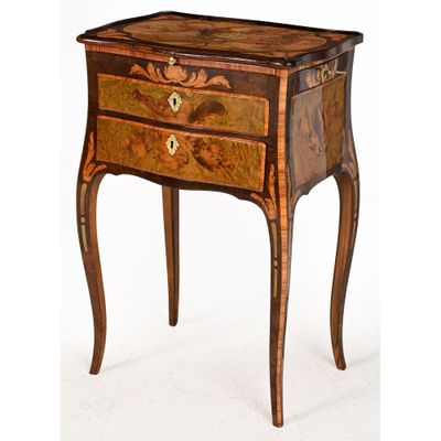 l'image d'une petite table en bois avec des tiroirs