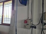 une image représentant une pièce avec une fenêtre et un ordinateur