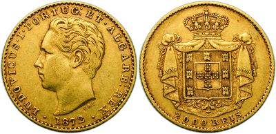 a gold sovereign coin with a crown on top of it