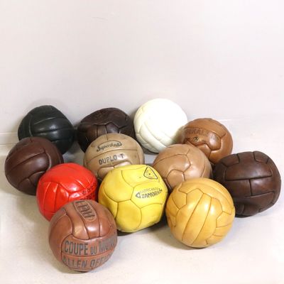 de nombreux types de balles en cuir sur un fond blanc