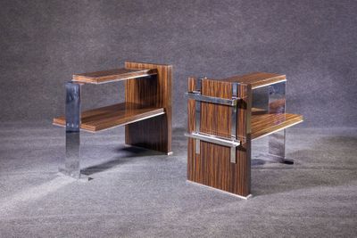 une paire de bancs modernes en bois et chrome sur fond gris