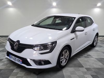 la voiture blanche est garée sur un sol en damier dans le garage
