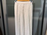 un pantalon blanc suspendu à un cintre dans une armoire