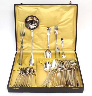 Ménagère en métal argenté modèle à filet, comprenant 12 couv…