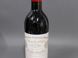 une bouteille de vin posée sur une table