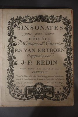 un vieux livre écrit posé sur une table