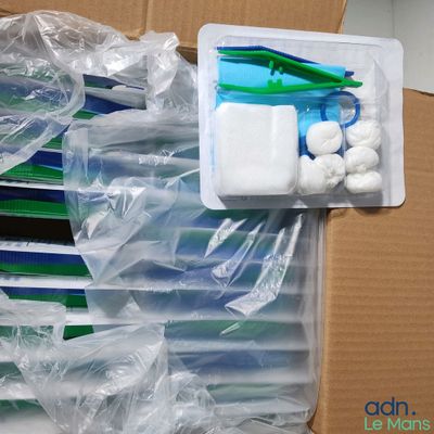 beaucoup de brosses à dents et de dentifrice dans une boîte