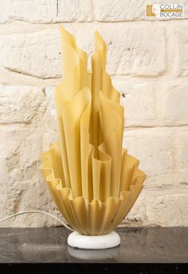 un vase dans lequel se trouvent plusieurs bougies jaunes