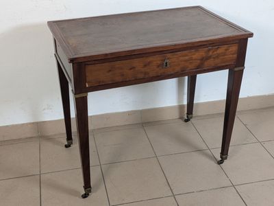 Petit bureau plat en acajou, ouvrant à un tiroir et deux tir…