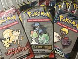 plusieurs paquets de cartes à collectionner Pokémon empilés les uns sur les autres