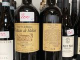 plusieurs bouteilles de vin sont alignées sur un comptoir