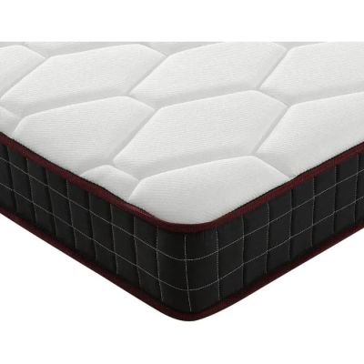 un gros plan d'un matelas recouvert d'une housse blanche