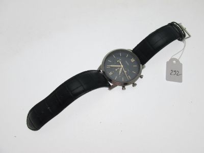 une photo d'une montre-bracelet sur laquelle figure une étiquette de prix