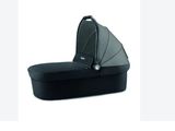 une poussette noire avec un siège noir et un fond blanc