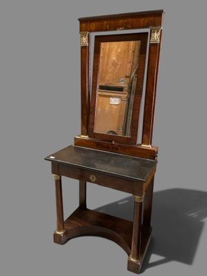 une petite table en bois sur laquelle se trouve un miroir