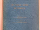 Le livre est bleu, avec des lettres dorées sur la couverture.